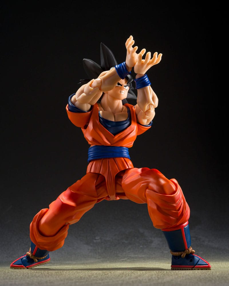 Son Goku figura articulada en pose de combate con expresión seria.