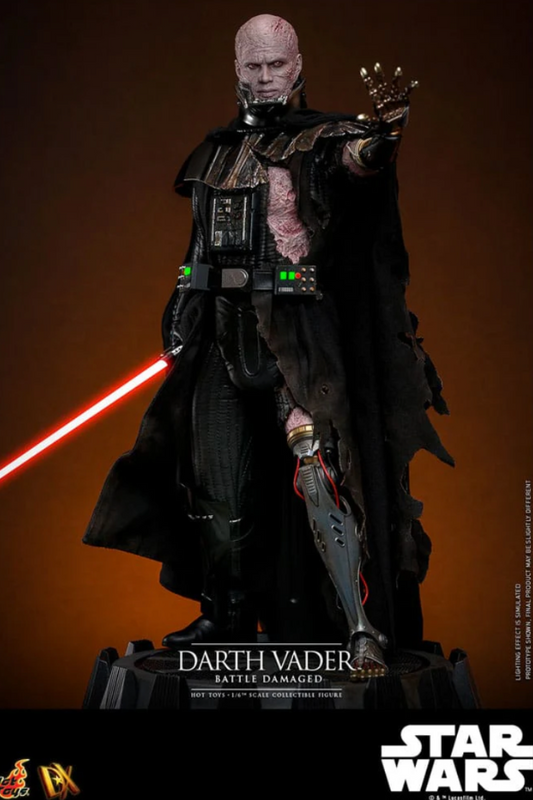 Figura articulada Darth Vader Battle Damaged Hot Toys con sable de luz