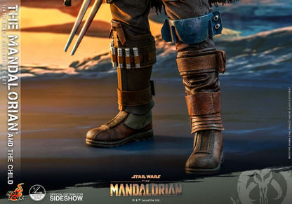 Detalle traje The Mandalorian Hot Toys 46 cm con texturas realistas y acabado premium