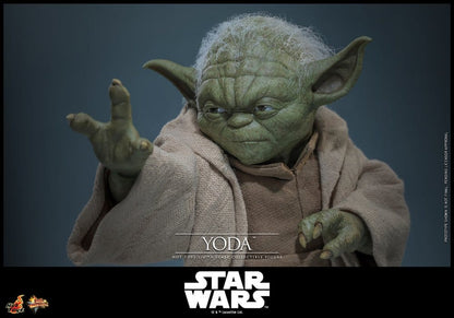 Figura coleccionable Yoda Hot Toys Movie Masterpiece con accesorios y silla flotante