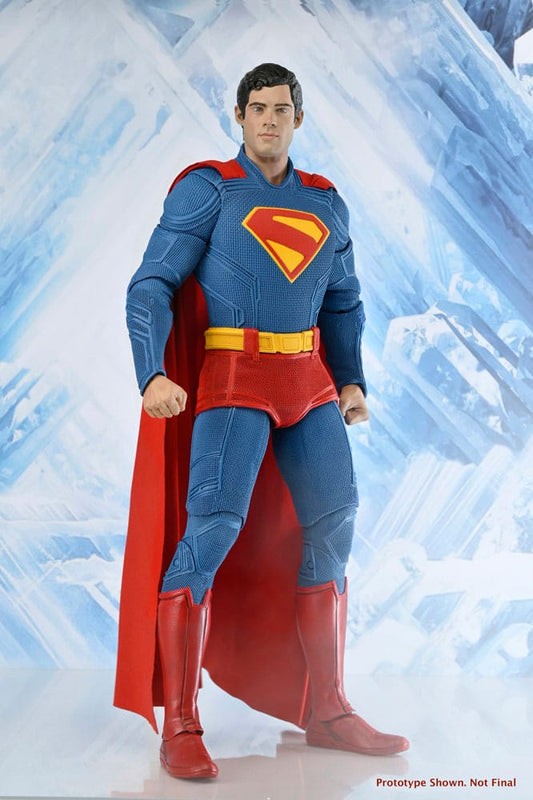 Figura articulada de Superman 2025 de NECA, escala 1/4, 45 cm de altura.