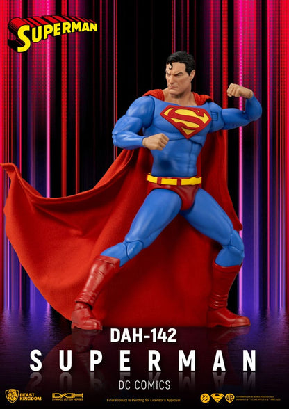 Figura articulada Superman Beast Kingdom con capa de tela y pose de vuelo