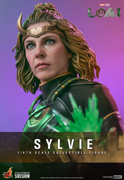 Primer plano de Sylvie con expresión seria y corona dorada – Escala 1/6