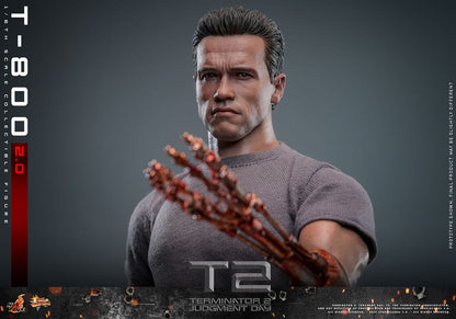 Primer plano de la cabeza intercambiable dañada del T-800 Hot Toys