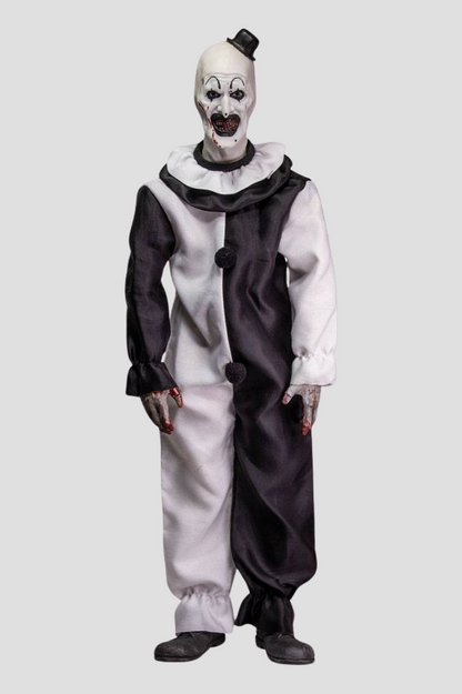 Vista frontal de Art The Clown con expresión terrorífica y manos ensangrentadas.
