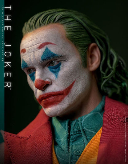 Primer plano del rostro del Joker de Hot Toys con maquillaje y expresión realista
