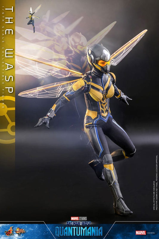 Figura Hot Toys The Wasp frontal con alas desplegadas y fondo dinámico de Quantumania