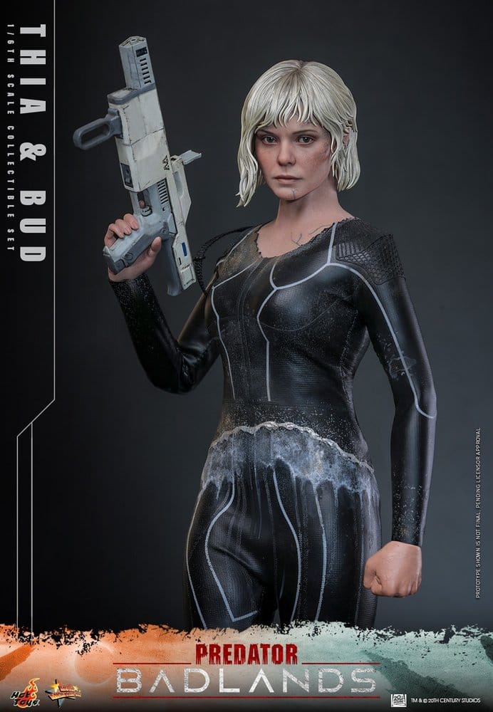 Figura Thia Sixth Scale de Hot Toys con rifle de pulso en Predator Badlands
