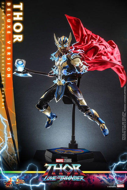 Figura de Thor en pose de ataque con rayos y capa desplegada thor love and thunder deluxe version figura 1/6 32cm hot toys movie masterpiece.