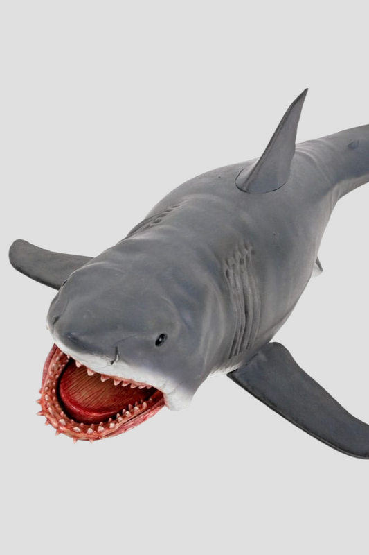 Vista frontal de la figura del tiburón de 38 cm con mandíbula abierta tiburon jaws 50th anniversary figura 38cm neca head to tail.
