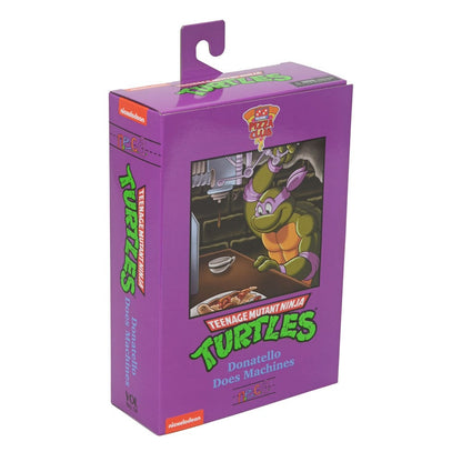 Vista trasera y lateral de la figura Donatello NECA con detalles retro