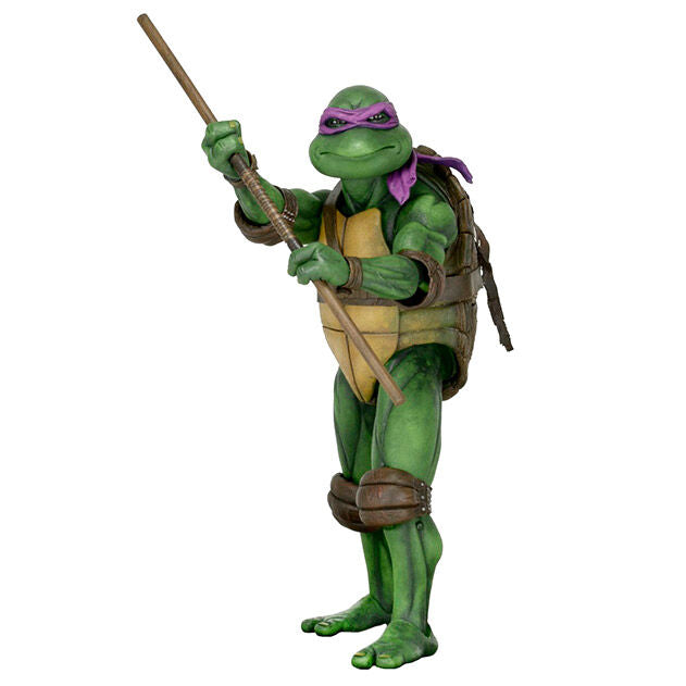 Figura de colección Donatello 42 cm con antifaz morado y postura clásica.