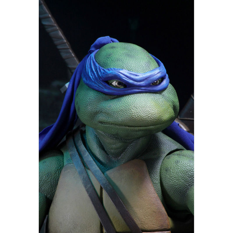 Figura de colección Leonardo 42 cm con antifaz azul y postura clásica.