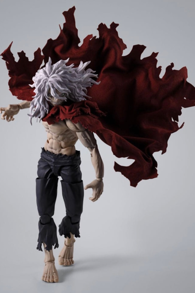 Tomura Shigaraki S.H.Figuarts Tamashii Nations posando con capa y manos cubriendo su cuerpo.