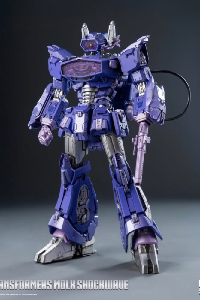 Figura Transformers MDLX Shockwave de Threezero en escala compacta de 19 cm.