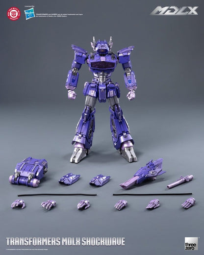 Figura Shockwave Transformers MDLX Threezero con accesorios intercambiables.