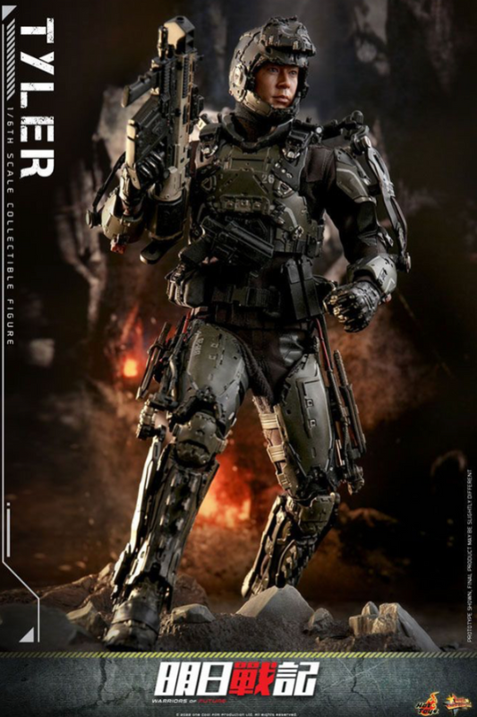Figura Tyler Hot Toys de la película Warriors of Future, con rifle futurista, traje táctico y fondo de batalla.