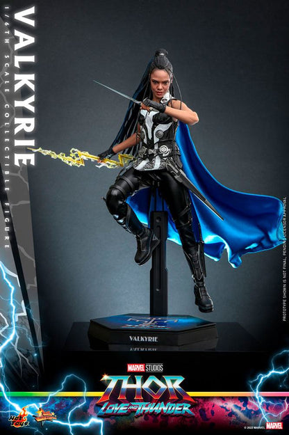 Figura articulada Valkyrie con capa azul – Hot Toys Movie Masterpiece