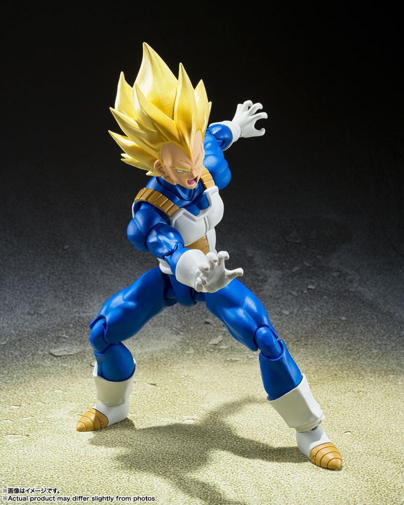 Figura de Vegeta en pose de combate con brazo extendido
