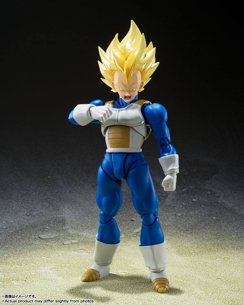 Figura de Vegeta con expresión seria y puños cerrados