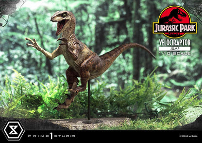 Figura Prime 1 Studio Velociraptor Jump Jurassic Park en pose dinámica.