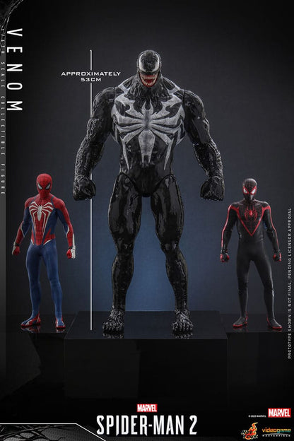 Figura Venom Hot Toys con base y manos simbióticas expuestas