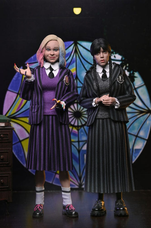 Pack de figuras NECA Wednesday Addams y Enid Sinclair – uniforme Nevermore