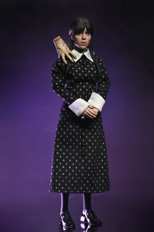 Figura articulada de Wednesday Addams NECA – vestido clásico negro con Thing