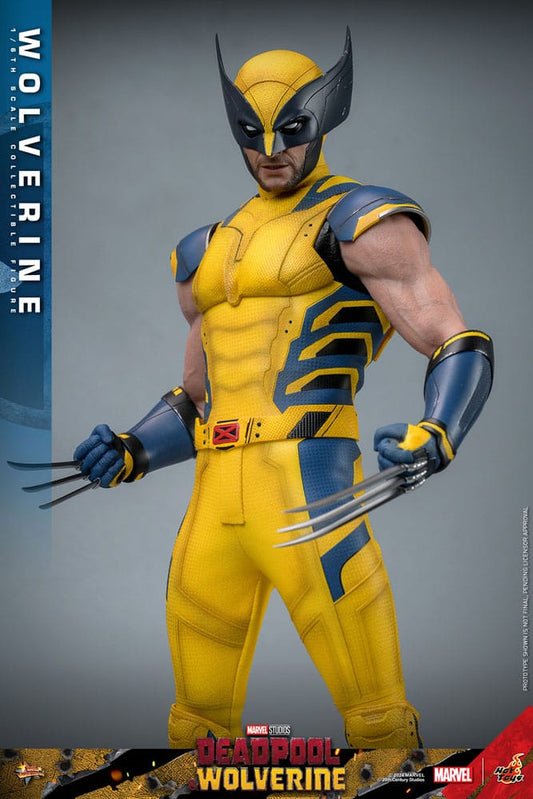 Figura coleccionable Wolverine Hot Toys con máscara clásica y traje amarillo azul.