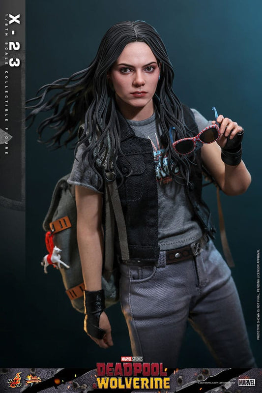 Figura X-23 Hot Toys frontal con base diorama y garras extendidas – Deadpool & Wolverine