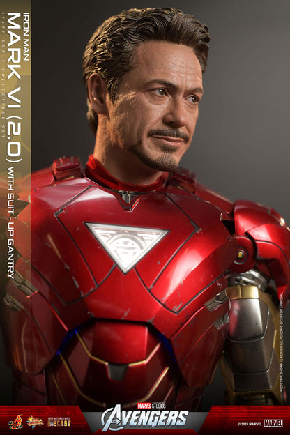 IRON MAN MARK VI (2.0) 1/6 – SUIT-UP GANTRY – FIGURA DIECAST HOT TOYS MARVEL