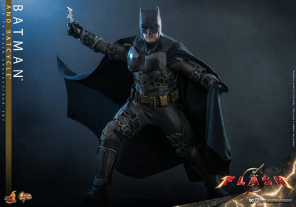 BATMAN - BATCYCLE SET - THE FLASH MOVIE - HOT TOYS - FIGURA 1/6 CON VEHÍCULO 30 CM