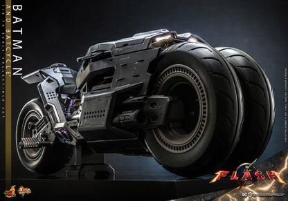 BATMAN - BATCYCLE SET - THE FLASH MOVIE - HOT TOYS - FIGURA 1/6 CON VEHÍCULO 30 CM