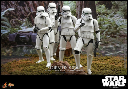 STORMTROOPER WITH DEATH STAR ENVIRONMENT – HOT TOYS