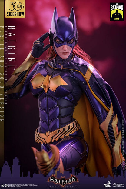 BATGIRL (PURPLE AND GOLD VERSION) EXCLUSIVE - FIGURA 1/6 ESCALA - HOT TOYS – BATMAN ARKHAM KNIGHT VIDEOGAME