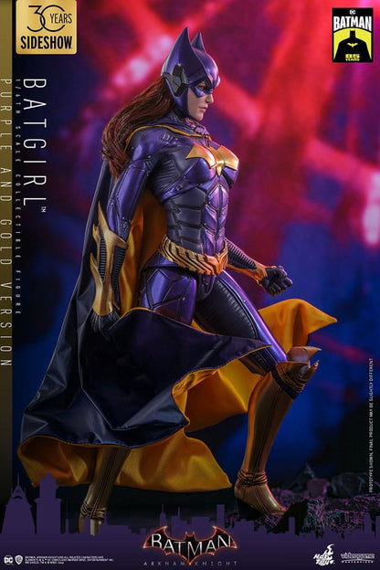 BATGIRL (PURPLE AND GOLD VERSION) EXCLUSIVE - FIGURA 1/6 ESCALA - HOT TOYS – BATMAN ARKHAM KNIGHT VIDEOGAME