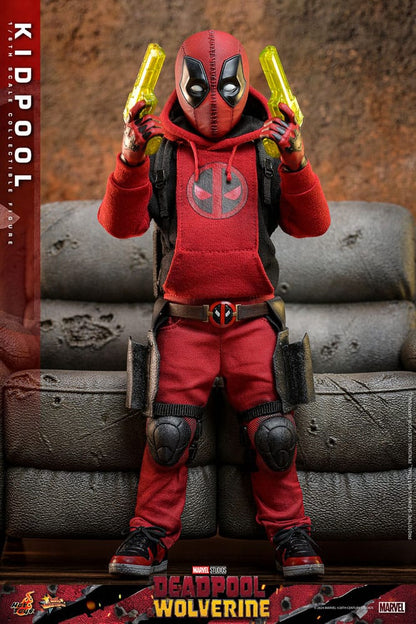 DEADPOOL & WOLVERINE FIGURA 1/6 KIDPOOL 22 CM – HOT TOYS – LÍNEA MOVIE MASTERPIECE
