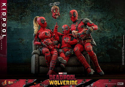 DEADPOOL & WOLVERINE FIGURA 1/6 KIDPOOL 22 CM – HOT TOYS – LÍNEA MOVIE MASTERPIECE