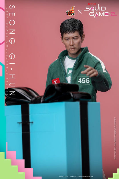 SEONG GI-HUN – SQUID GAME 2 – HOT TOYS 1/6 FIGURA ARTICULADA 30 CM