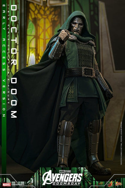 DOCTOR DOOM FIGURA HOT TOYS AVENGERS: DOOMSDAY 1/6 31 CM