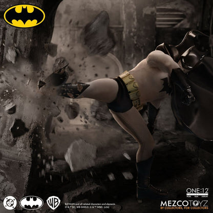 BATMAN YEAR ONE FIGURA 1/12 ONE:12 COLLECTIVE 17 CM MEZCO TOYZ