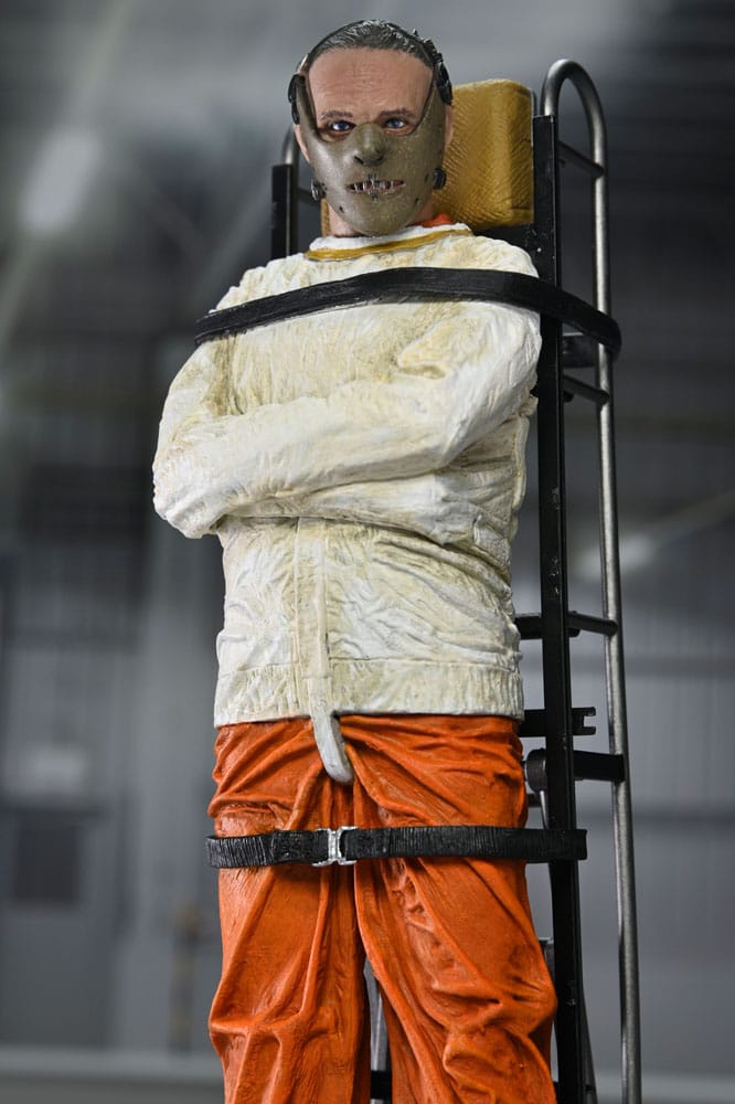 DR. HANNIBAL LECTER (MASKED) – EL SILENCIO DE LOS CORDEROS FIGURA ULTIMATE NECA 18 CM