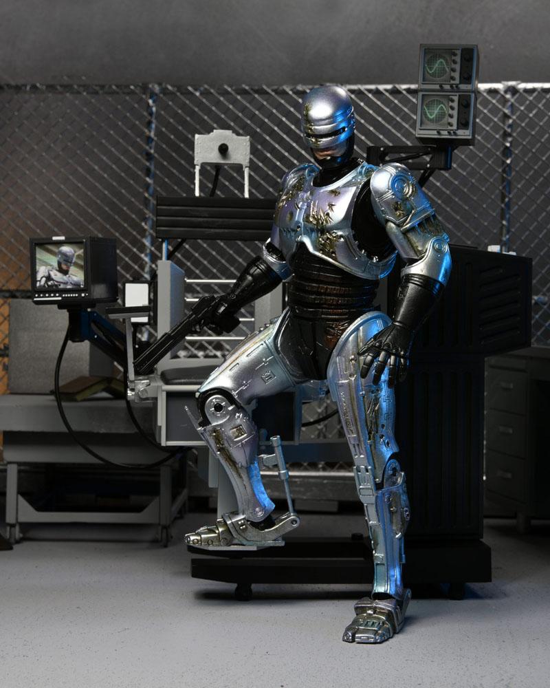 ROBOCOP ULTIMATE BATTLE DAMAGED WITH CHAIR – FIGURA 18 CM (NECA – ROBOCOP)