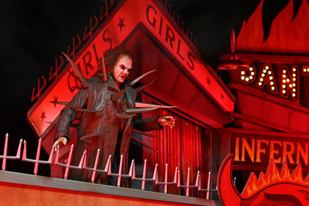 BEETLEJUICE (1988) TRENCHCOAT WITH SPIKES DIORAMA INFERNO ROOM DELUXE SET NECA FIGURA ARTICULADA