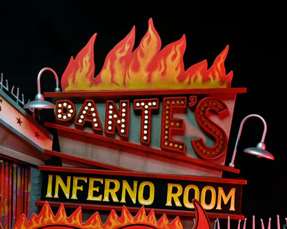 BEETLEJUICE (1988) TRENCHCOAT WITH SPIKES DIORAMA INFERNO ROOM DELUXE SET NECA FIGURA ARTICULADA