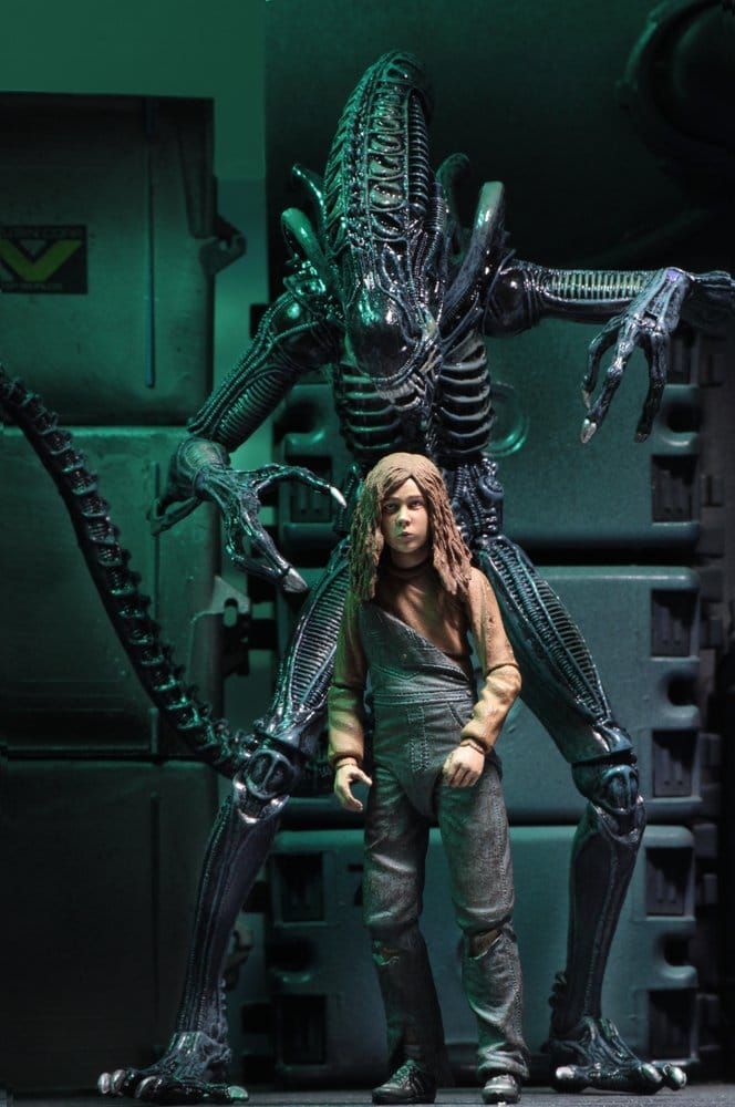 Vista lateral de la figura Xenomorph Blue Aliens 1986 con cola flexible y textura biomecánica