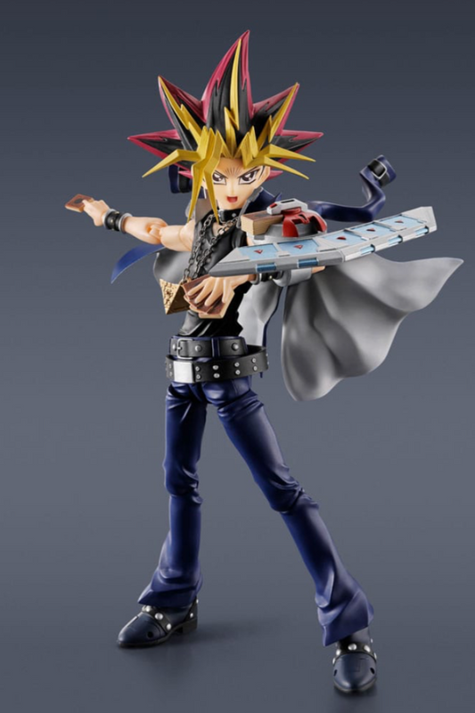 Figura articulada Yami Yugi con pose de duelo y fondo gris