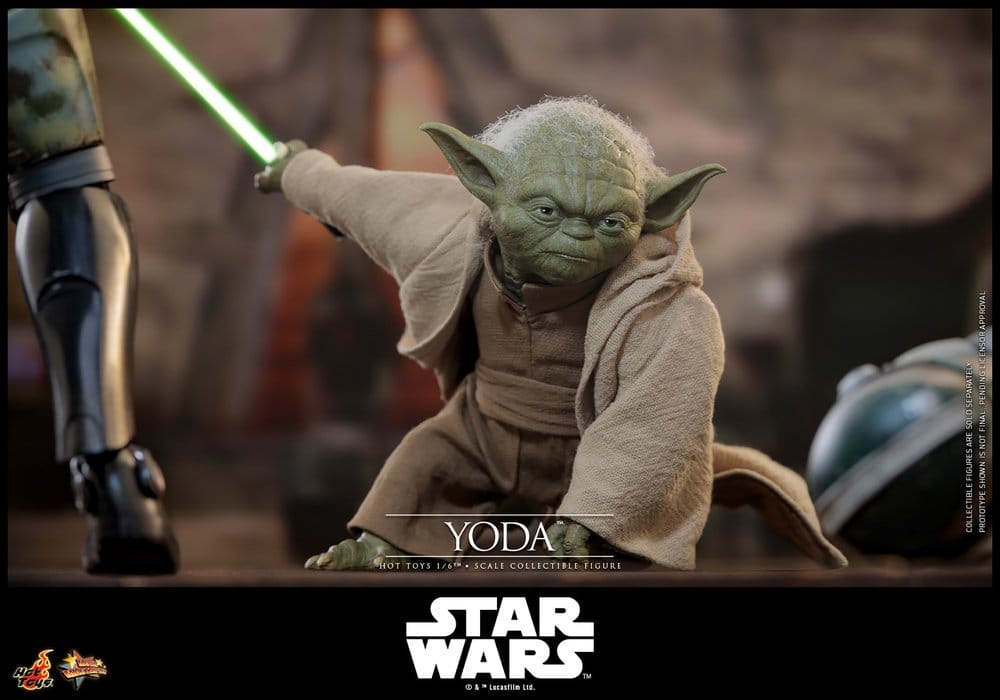 Yoda Hot Toys con sable de luz LED verde y túnica Jedi detallada